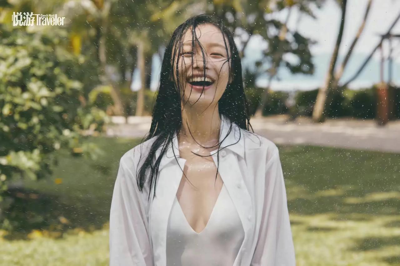 穿白衬衫的倪妮，笑起来也太有感染力了！
白色连体泳衣，搭了一件轻薄的白衬衫，真是