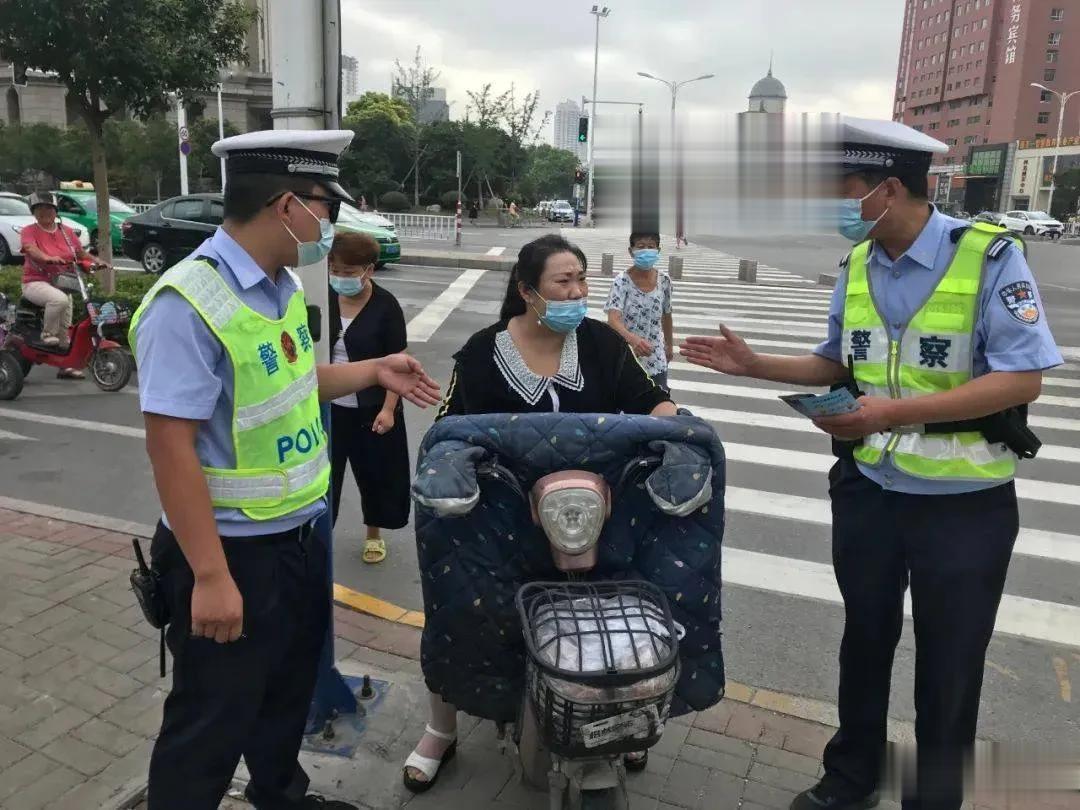 全国严查电动车，安全出发点是好的，不过事情不要太多，换牌、查头盔、禁载人，新国标