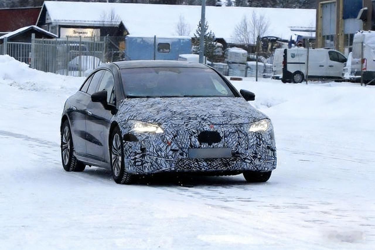 2027款奔驰EQS路测图被汽车媒体CarScoops抓拍。
 
外观改动主要在