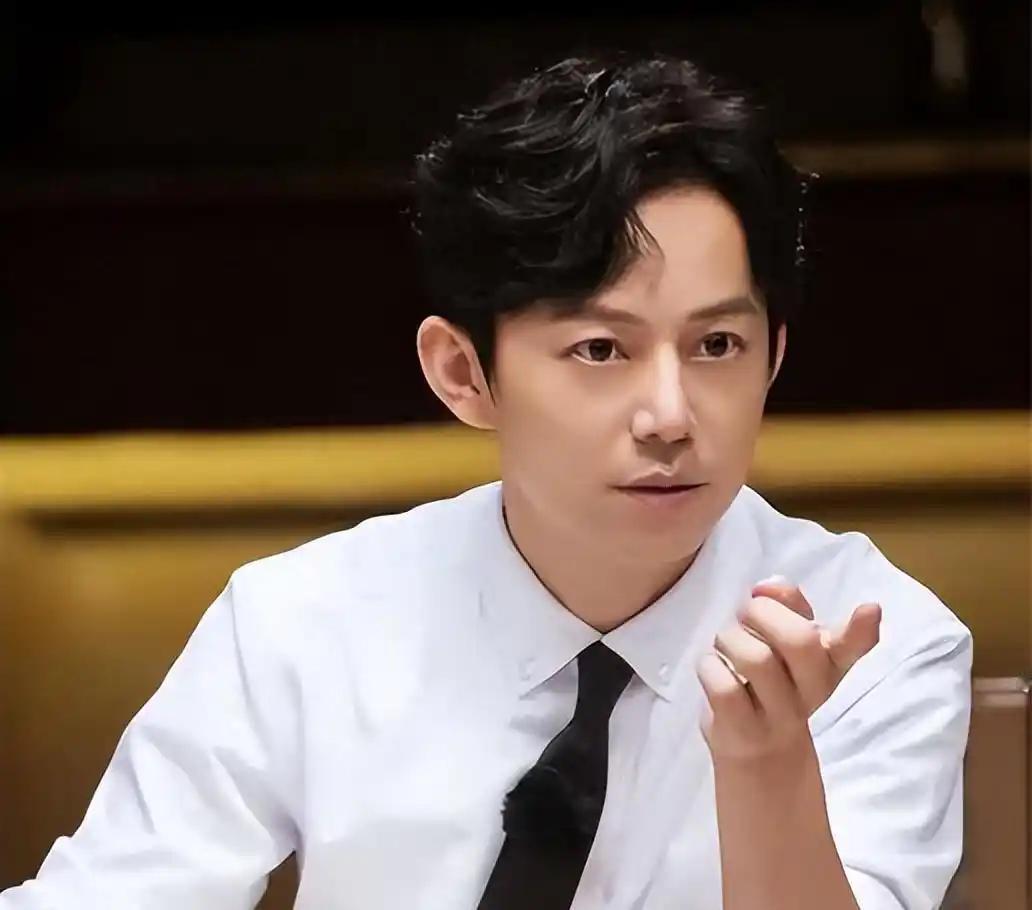 说实话，

最实用的自律是攒钱，

最养眼的自律是健身，

最健康的自律是早睡，