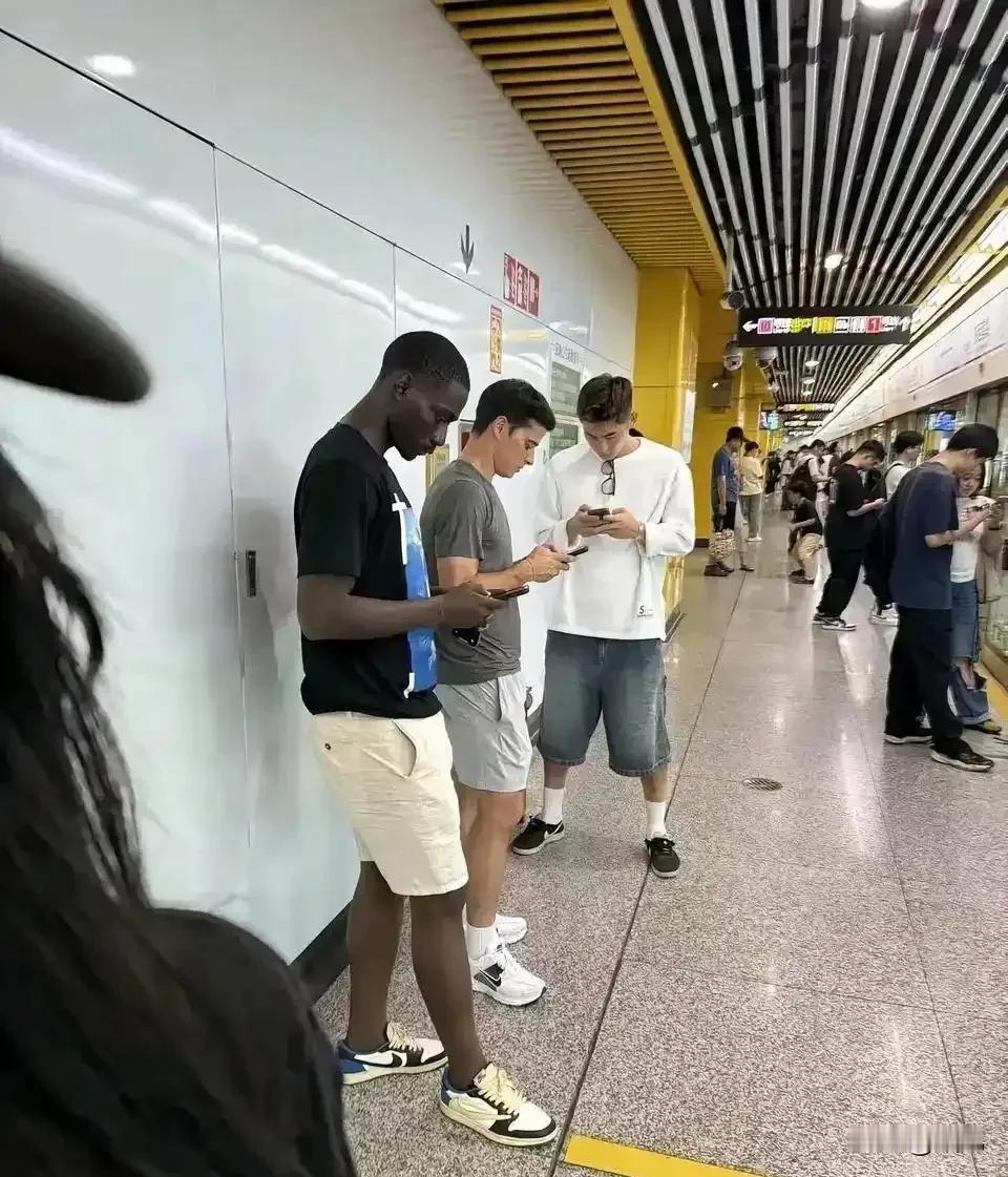 有上海申花球迷拍到申花几名外援业余时间坐地铁，发现他们与球场上完全不同！
这张照