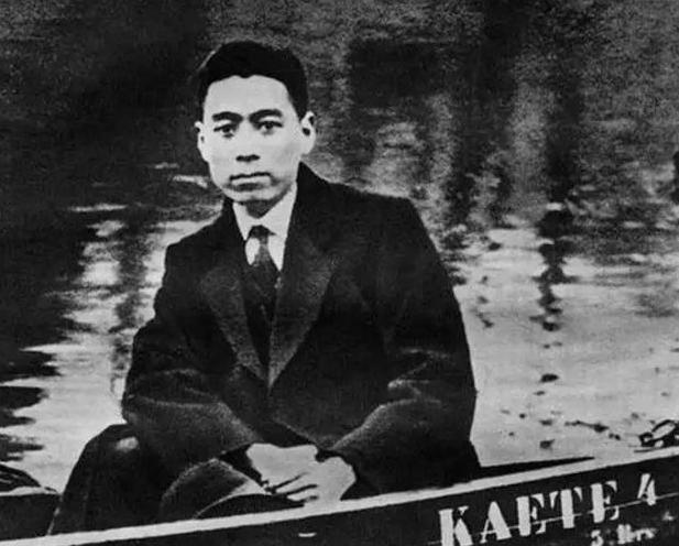 周恩来离开黄埔军校时，只有一位学生敢冒死前来送行，这在当时是比较难得的，这一位学