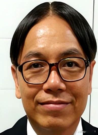 港圈里有个很特别的人，很多老艺人走到人生最后一程，都会把后事交给田启文。
谢贤去
