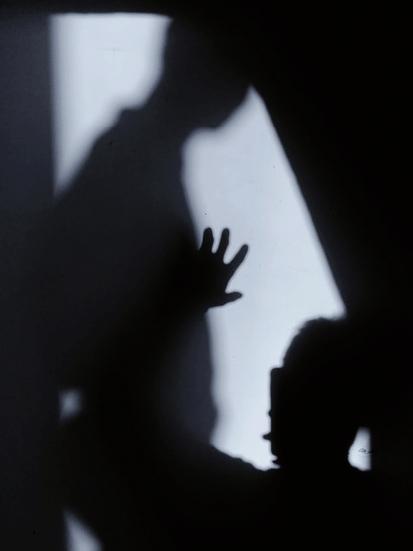 别再张口就说“男人有钱就变坏”。
 
这句话，真的太浅了。
 
郑州船长家暴案里