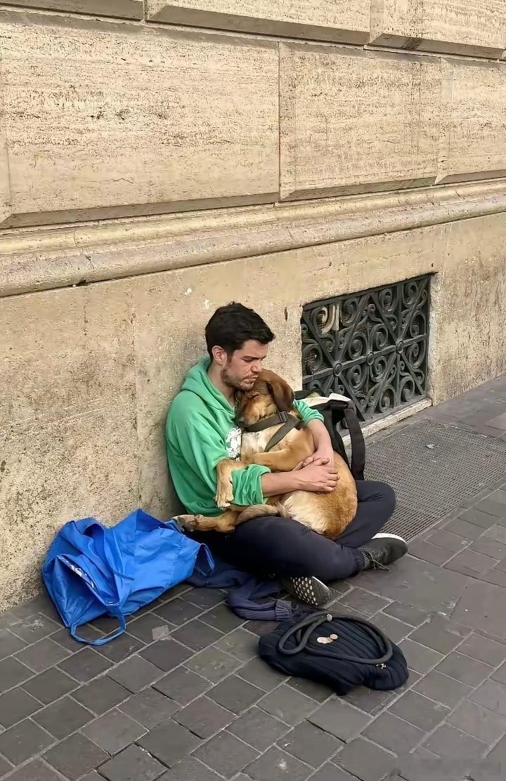 流浪汉与他的流浪狗狗，他可能居无定所，却给了怀里的小狗最安稳的拥抱！ 