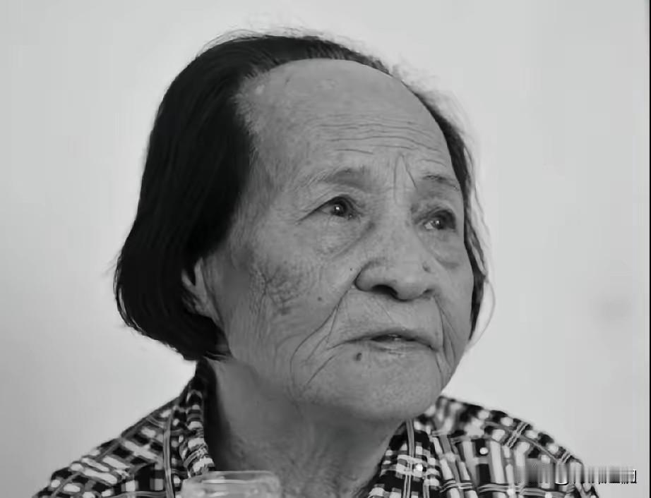 1944年，日军将光着身子的慰安妇万爱花扔到河边，一条饿犬张开血盆大口扑向她，万