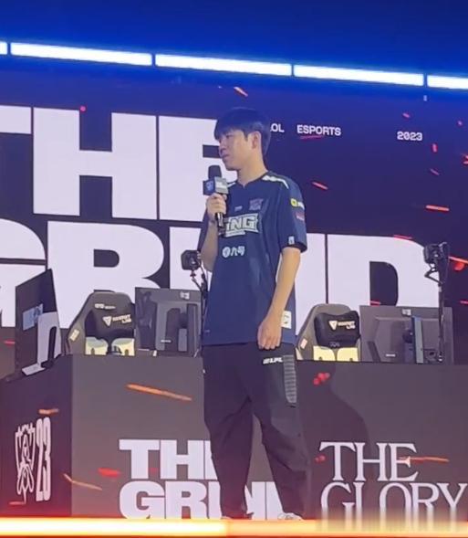 Gala在韩国现场接受采访：我们就是来拿冠军的！
主持人：对8强有什么展望呢？
