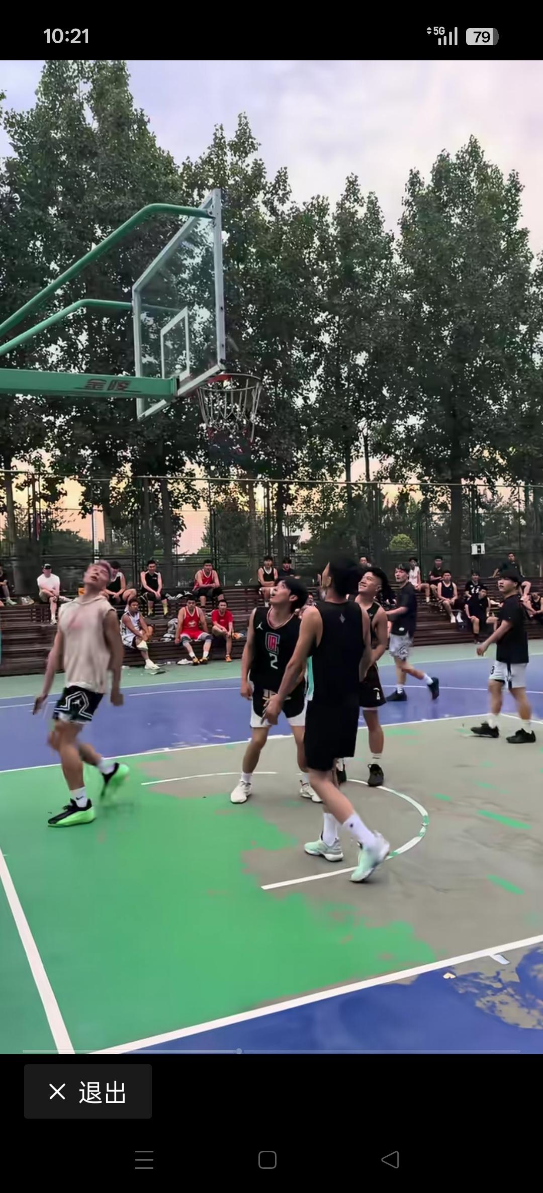 休赛期回到家乡打打休闲篮球的上海队球员李添荣！[比心][比心]