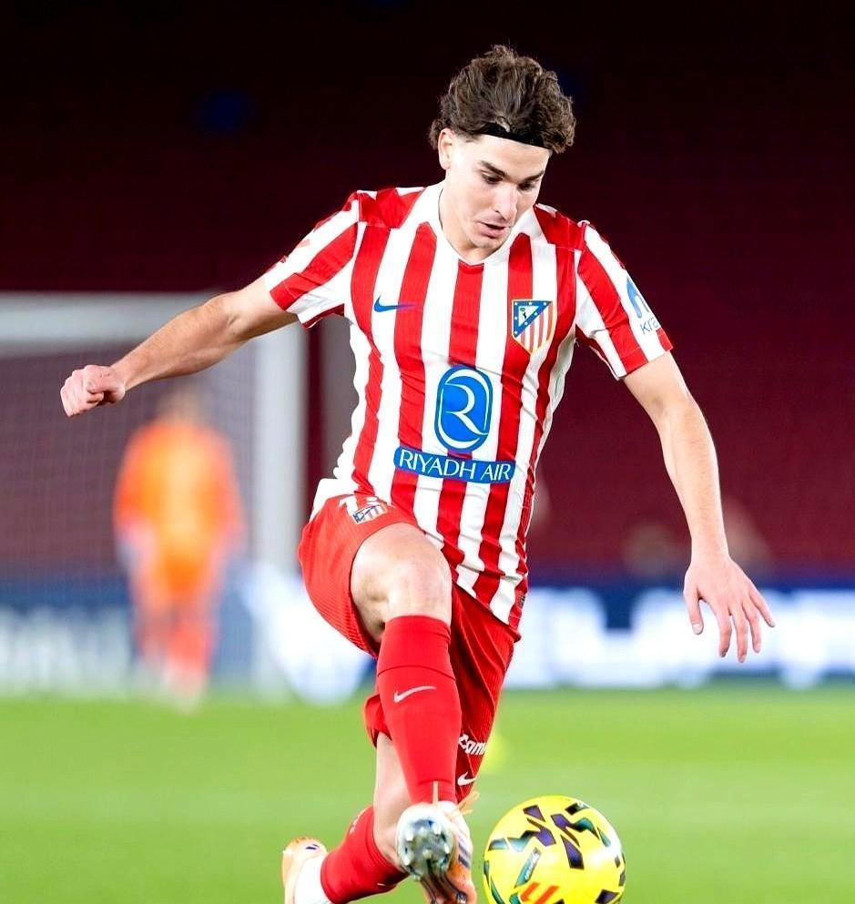 太炸了！德米拉尔跟吉达国民续约到2029这事儿，直接把足球圈的嘴都吵歪了！

现