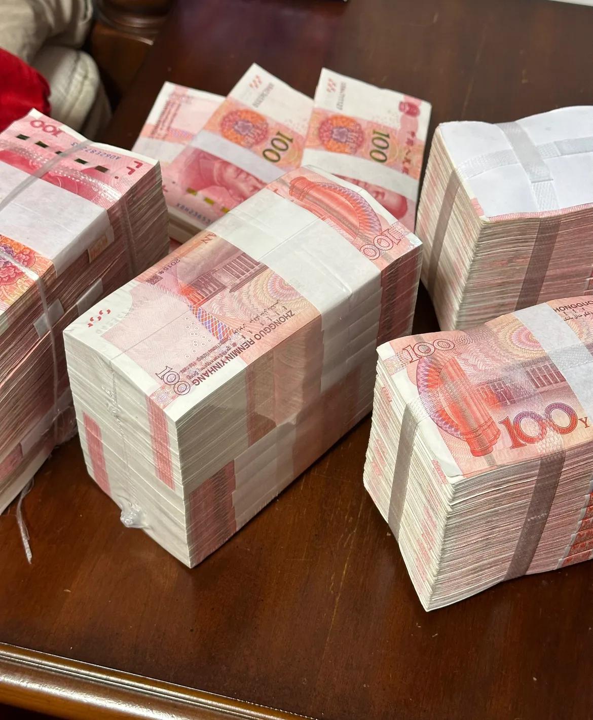 把我所有的积蓄，41万，借给了老板，那时候他正为给员工发工资发愁。一年多后，他的