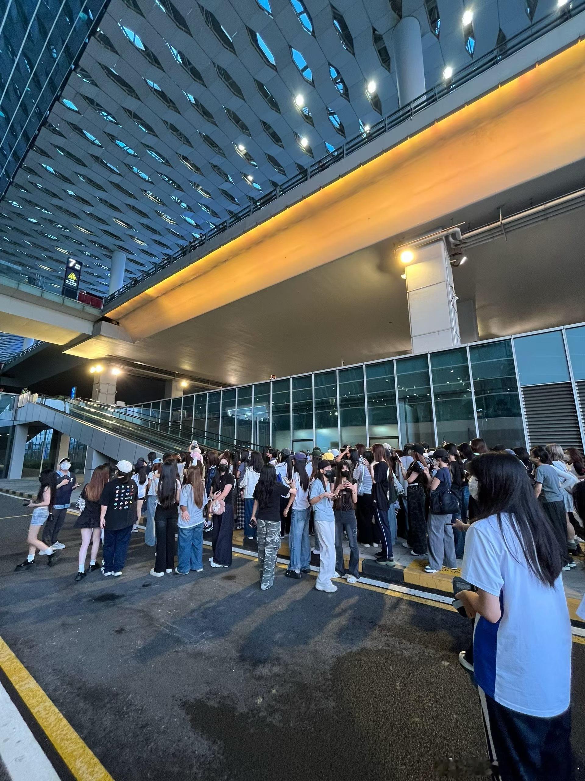 tg  csh六点五十下飞机回到家了没人跟拍到。公司真的学一下家长如何安排的。 