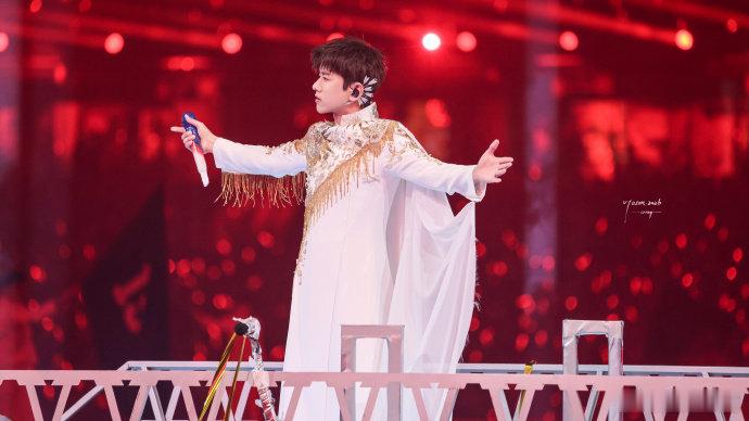 在张杰演唱会偶遇余宇涵余宇涵沉浸式参与张杰演唱会，登上巡场车互动，追星成功实锤 