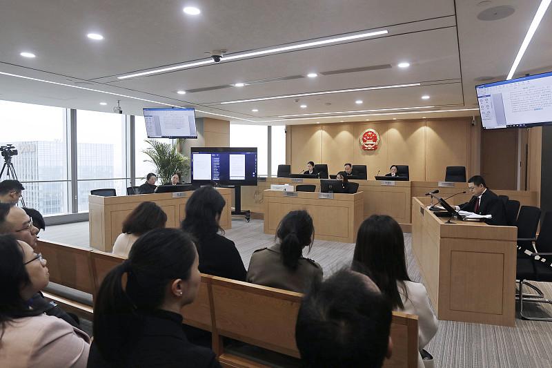 之前还刷到过他曝光三亚海鲜市场“五两秤”、举报新东方违规补课的视频，当时不少人都