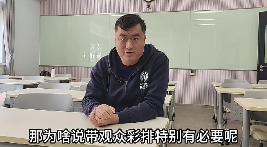 刷新三观！公式相声李宏烨谈相声不好笑的原因：没有专业演员在观众席领笑。

他说，