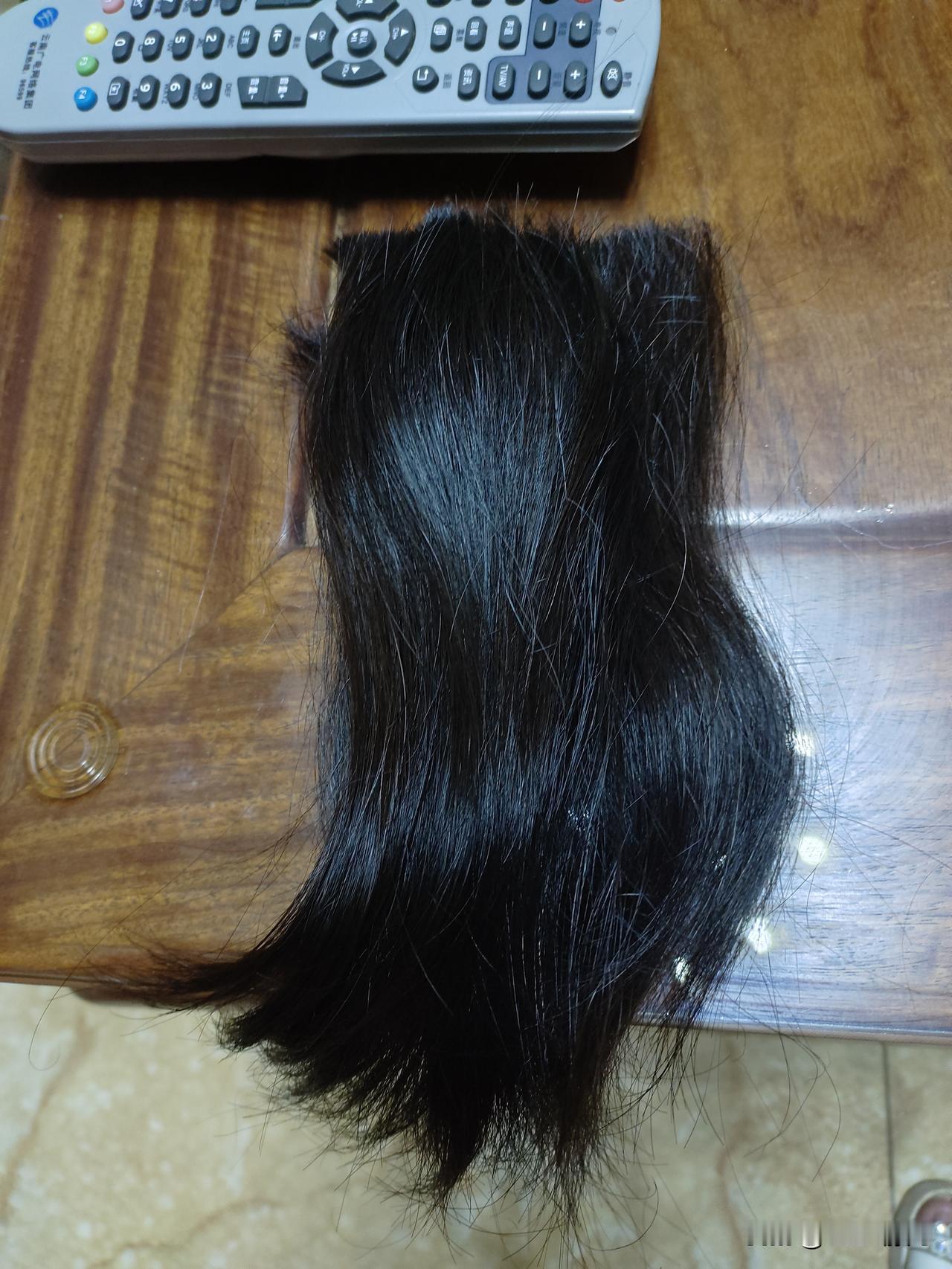 2024年12月剪的头发，才一年多就长这么长，热啊，一剪刀剪了，姐姐一边剪一边羡