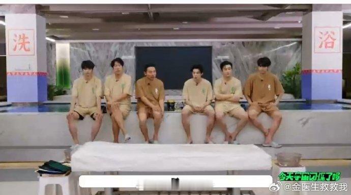 刘耀文泡澡穿两条短裤只有刘耀文穿了两条短裤 刘耀文泡澡穿两条短裤，成为名场面中的