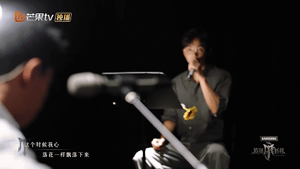 #泪桥是谁的续集#胡夏的声音如同灵动的乐章，充满了魅力与动感。这首歌节奏轻盈而富