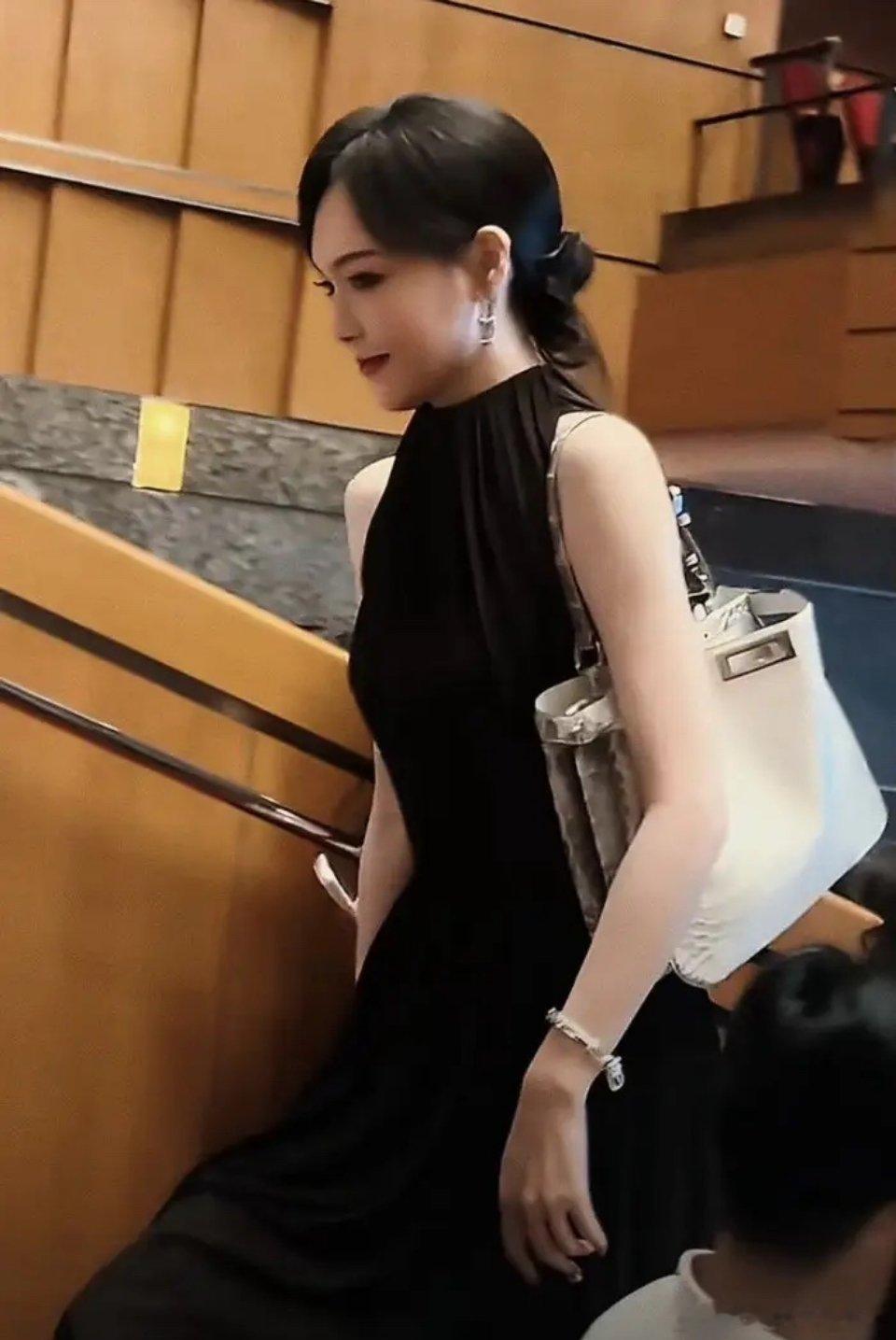 好温婉优雅的妈咪参加小小糖幼儿园艺术节的唐嫣气质从容大方，一身挂脖连衣裙氛围感十