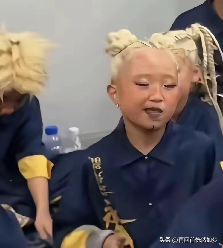 很难想象，这是一个上海舞蹈培训老师搞的化妆。
这样的化妆形象，估计夜晚走路的老太