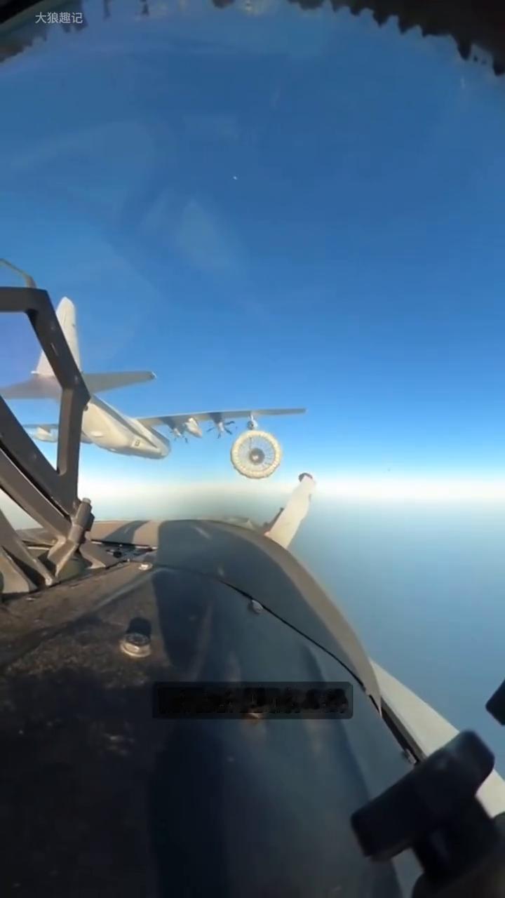 飞机空中加油。
注意看，这是战斗机在高速空中对接加油，加油口那么小，看都看不清驾