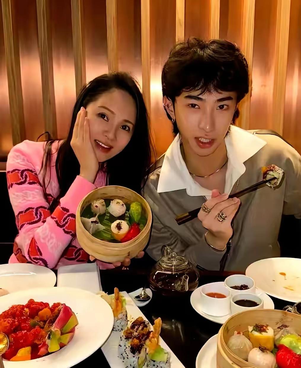 伊能静跟儿子说“学你爸，别学我”时，镜头里她眼里的坦然，比任何华丽辞藻都有力量。