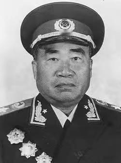 1974年的某一天，一列从北京开往北戴河的蒸汽机车缓缓进站，车头上爬下来一个工人