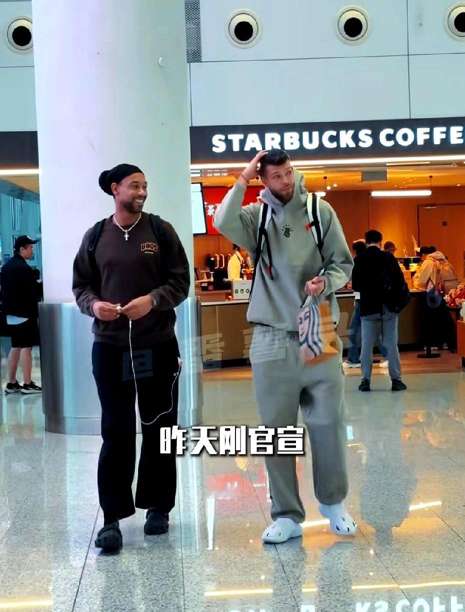 当球队大巴拐进福建主场那条窄路时，拉科塞维奇提着包下车，跟在队列中不显山不露水。