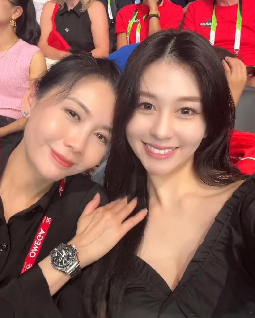 #邱淑贞与女儿巴黎看奥运会# 邱淑贞与女儿巴黎看奥运会，母女同框好养眼！ ​​​
