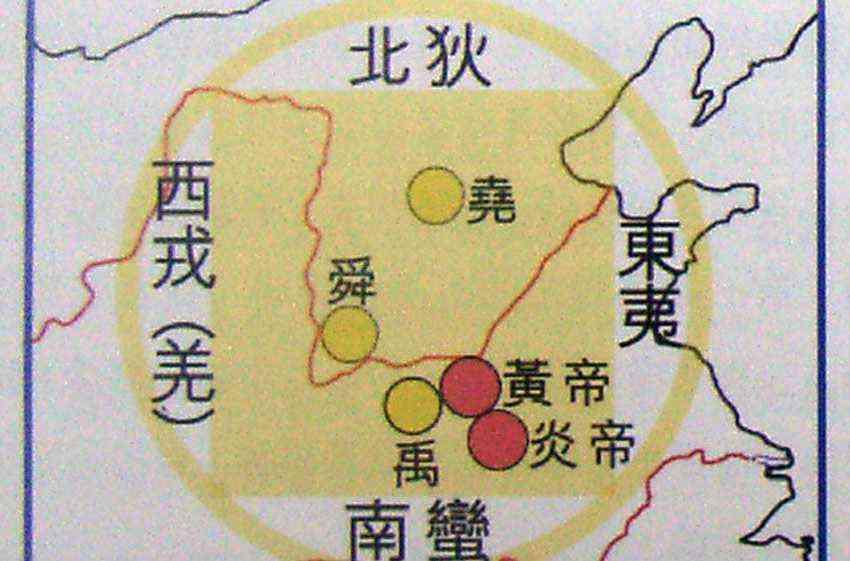 天下中心是中原，是华夏族居住地，周边围绕东夷，南蛮，西戎，北狄等族群。夷是居现山