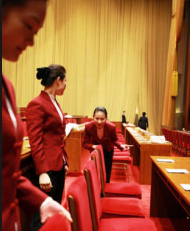 这是人民大会堂服务员们一丝不苟工作的场景，就这些场景啊，被一些人各种阴阳怪气，说