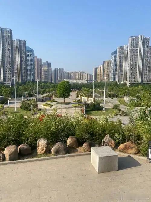 买房千万不要买挨着公园的除了公园，学校还有公路主干道的都要慎重，毕竟定时定点的噪