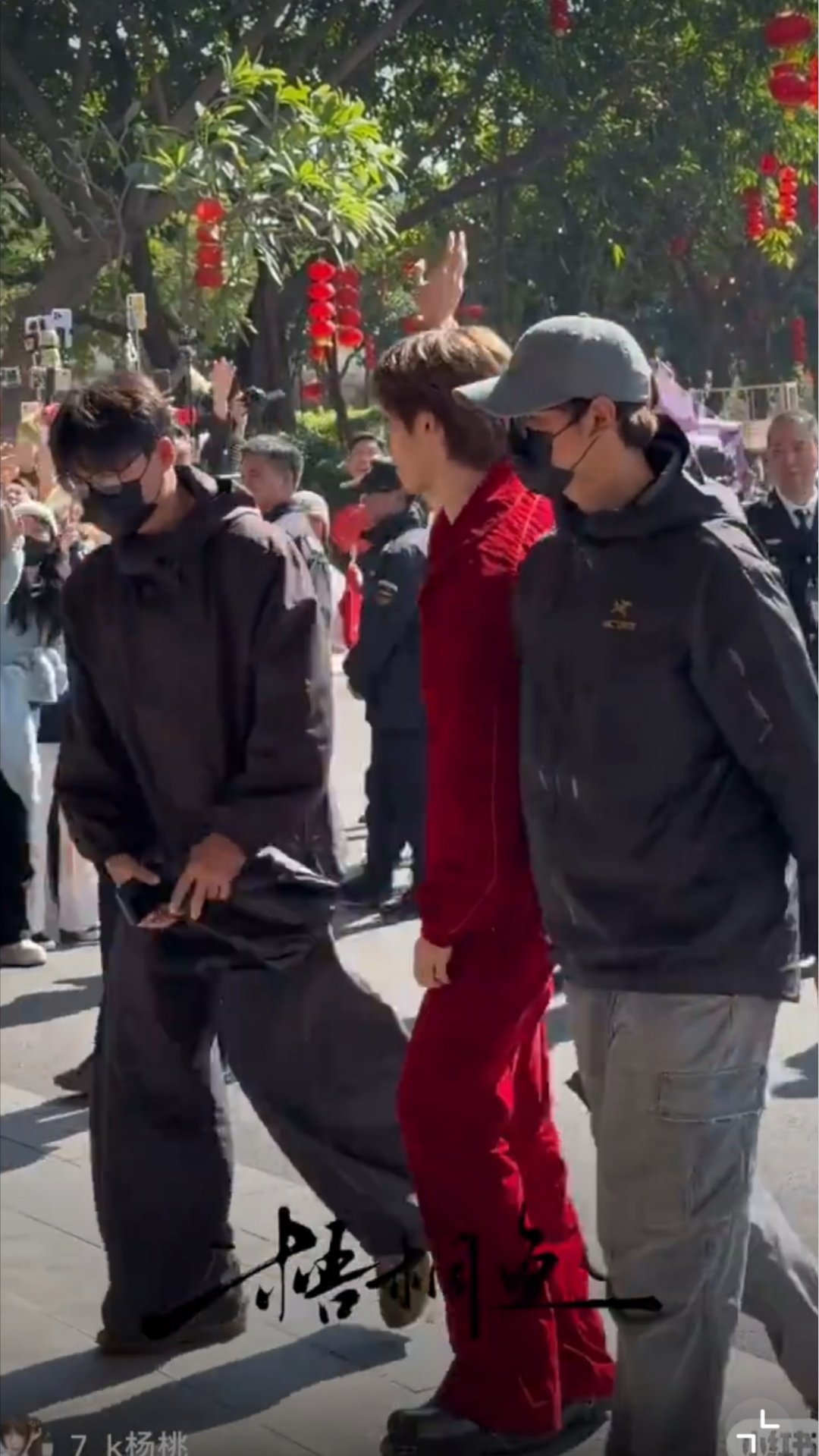 这下好了郑朋身边连莼儿都没了 干脆换了俩男的 