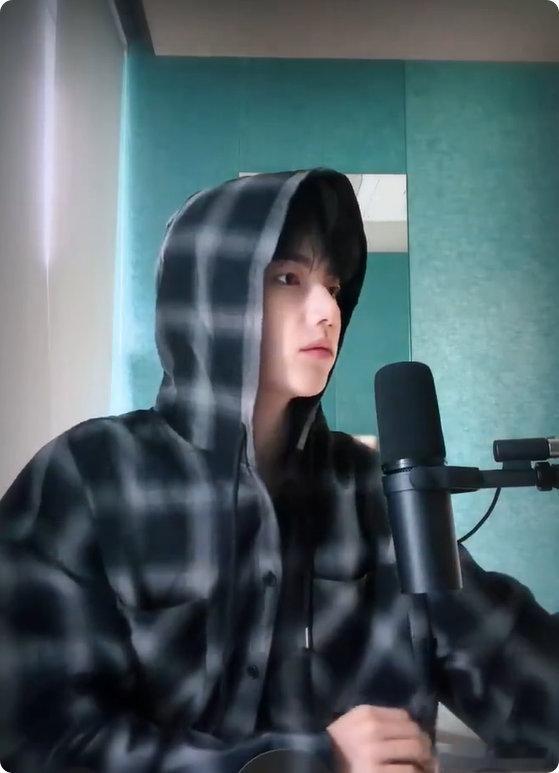 章昊翻唱一个人想着一个人章昊一开口直接沦陷，翻唱也太有氛围感了吧 