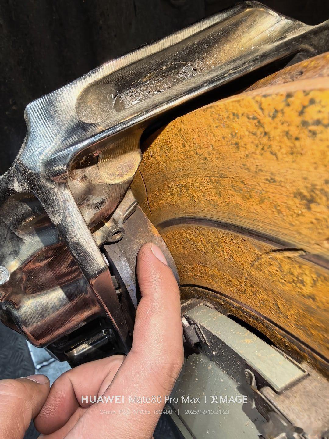 一套卡钳能买别人一台车刹车片，比我车刹车盘还厚。