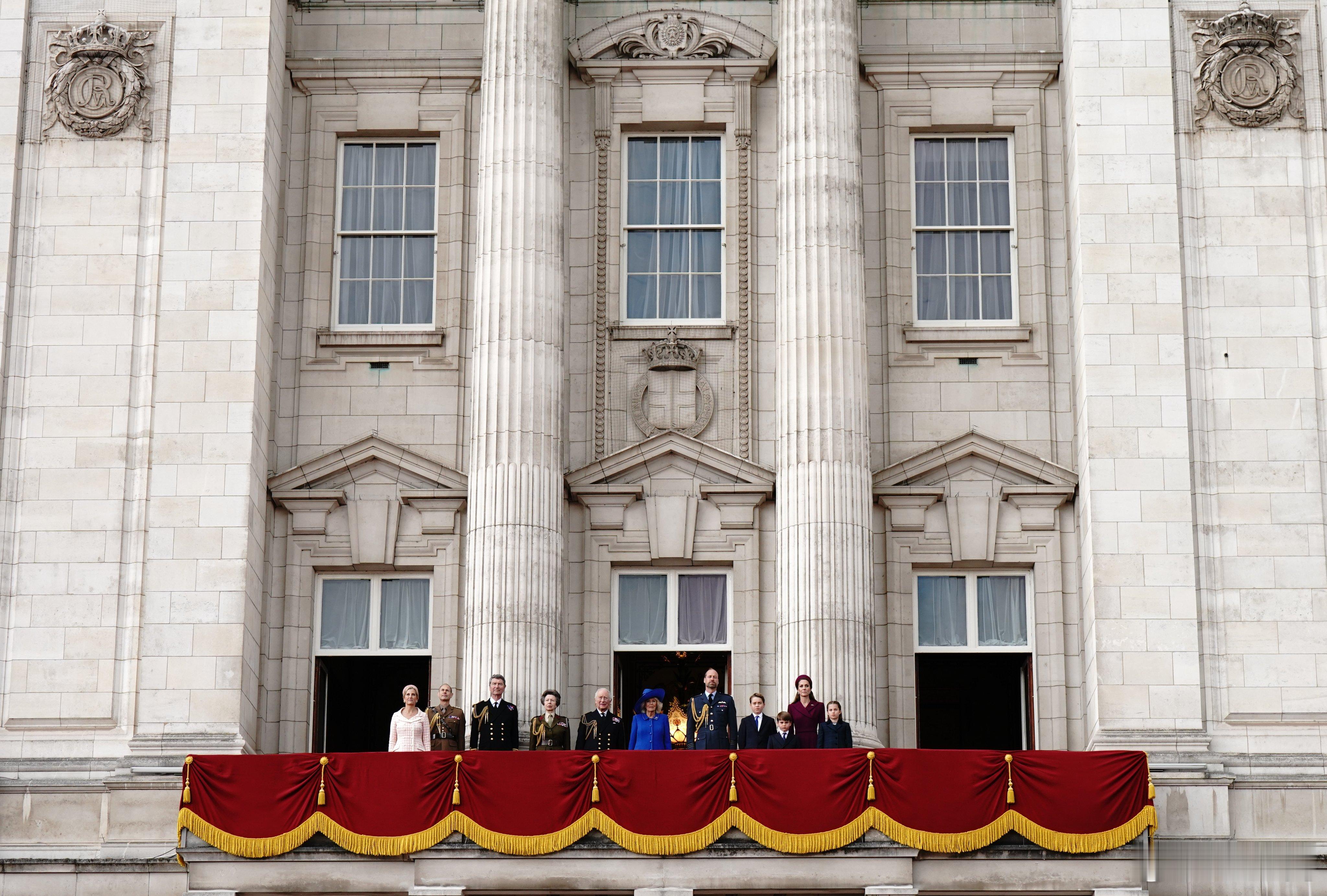 英国王室 🇬🇧5月5日，英国王室庆祝欧洲胜利日80周年。阳台观礼是国王夫妇、