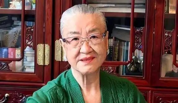 1986年，中央一条“高干子弟一律不准经商”的规矩，使得耿莹一夜之间被查封了所有