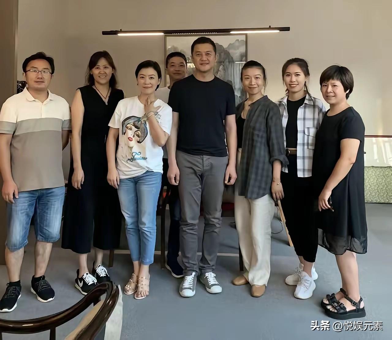 图片中的鹏哥高大挺拔，容貌俊伟。
终于明白他女人缘这么好是有原因的。