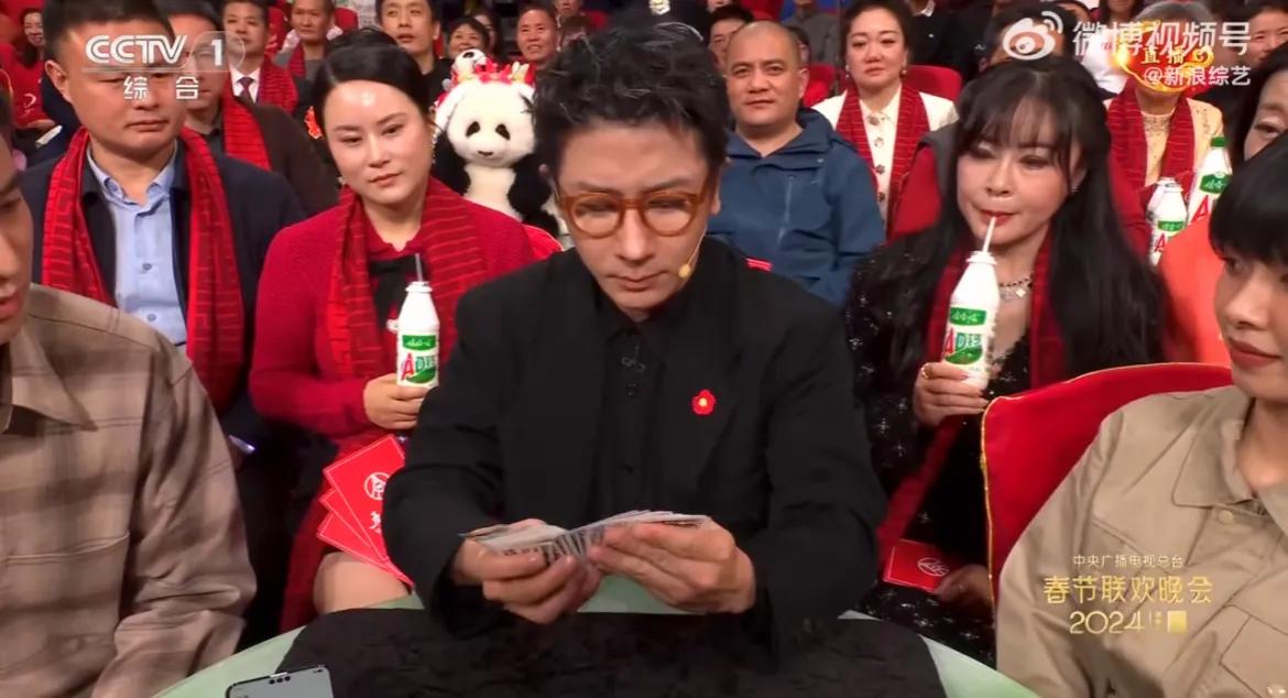 我怎么感觉，背后这两位大妈喝奶比刘谦耍牌还要卖力！！[捂脸][捂脸]#刘谦又上春