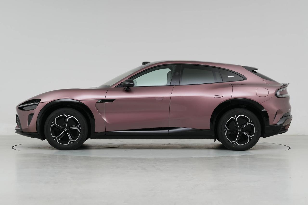 把头发梳成大人模样，穿上一身帅气西装。今天雷军很高兴，因为小米第50万台整车下线