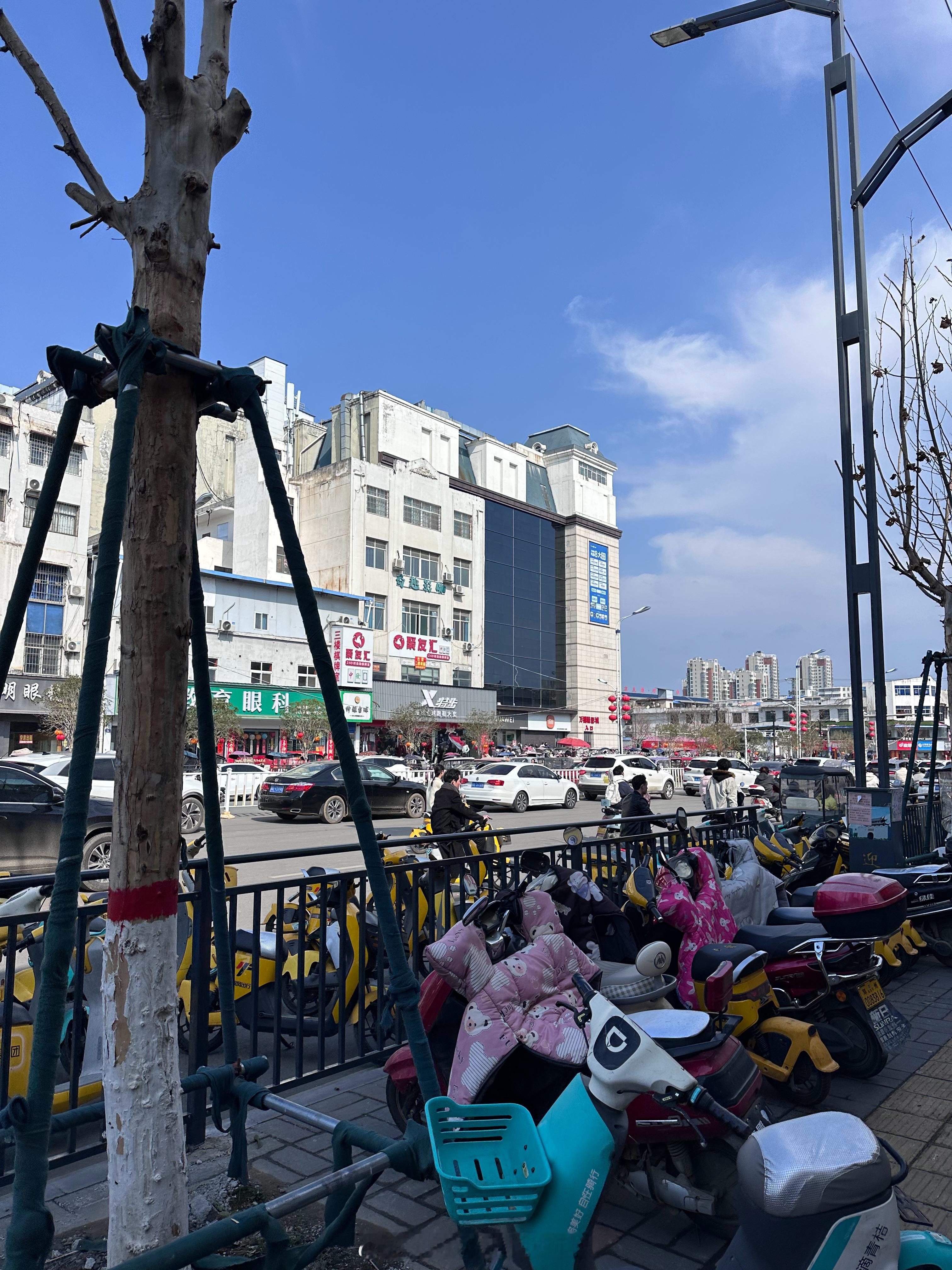 小县城里大年初一几乎所有商铺都开门营业了，今年这么卷的吗？ 