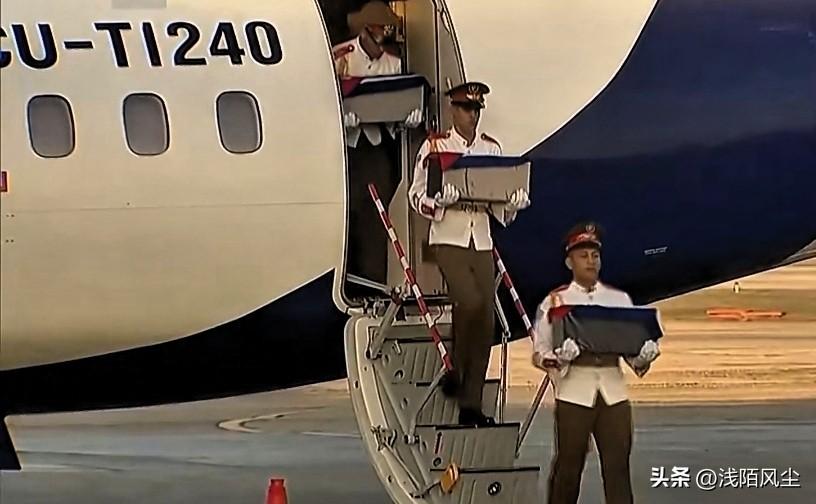 在委内瑞拉被美军空袭遇难的32名古巴军人遗骸今天被运回哈瓦那。