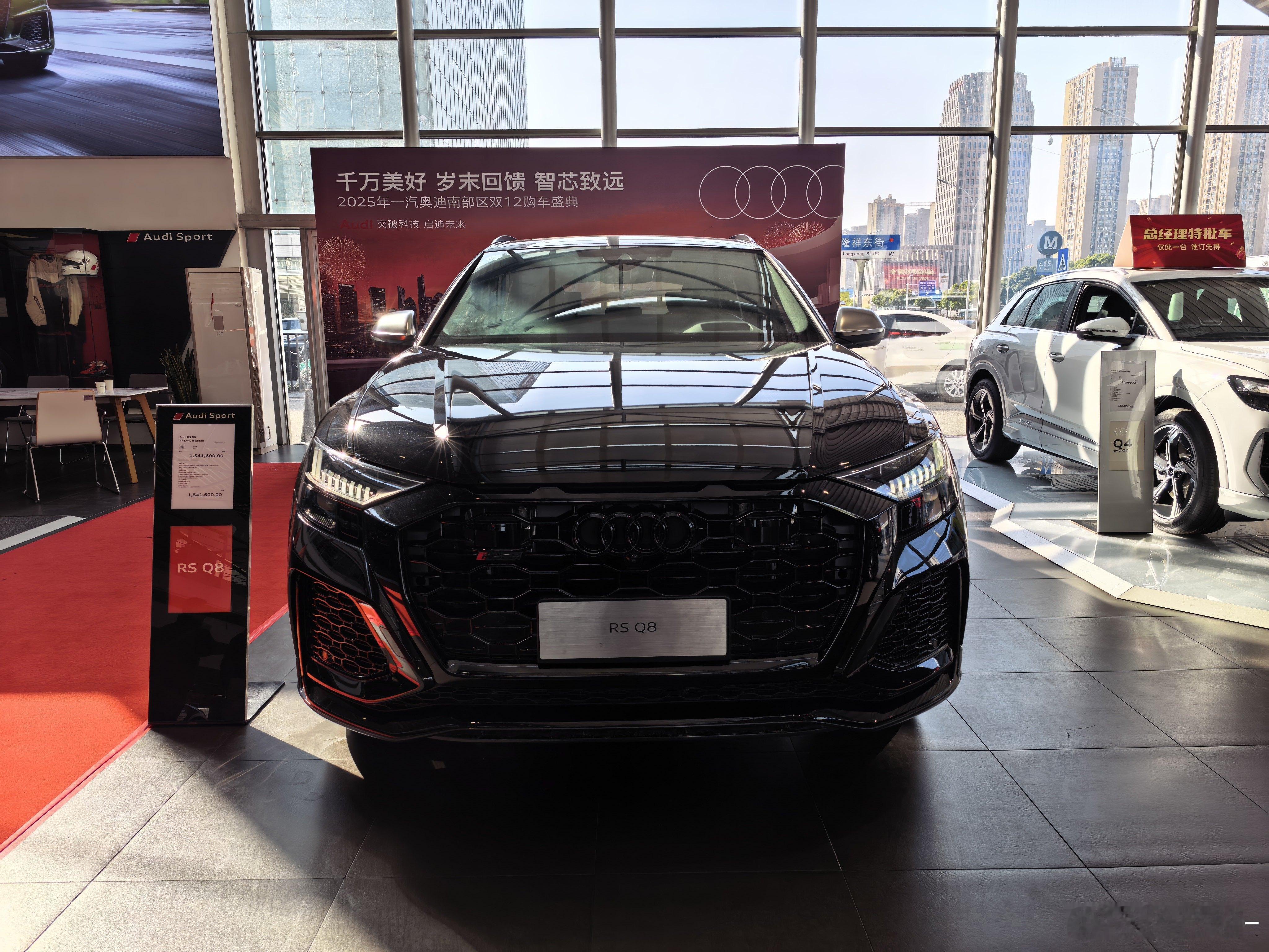 这家店里还有一台大车，奥迪RSQ823轮+银耳懂的都知道这是台好车，奈何玩儿RS