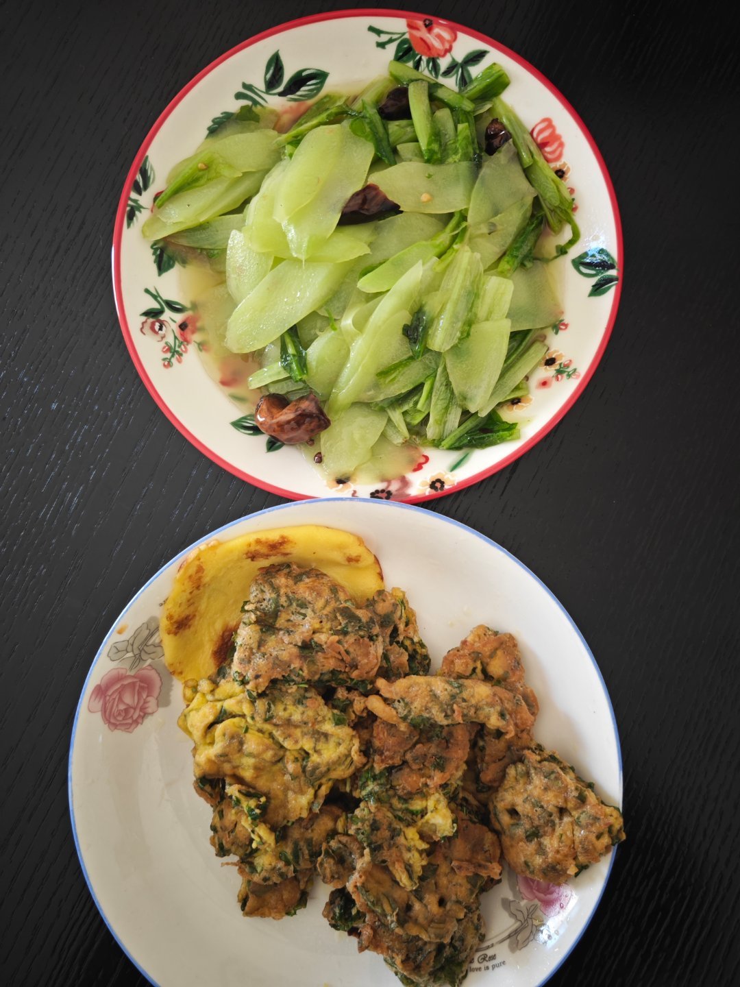 蒲公英炒土鸡蛋，一个莴笋，简简单单一餐。 