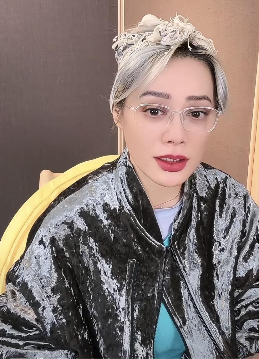 我宣布，
宁静就是马丽的娱乐圈头号粉丝！
有人在她直播间评论说：马丽不漂亮，宁静