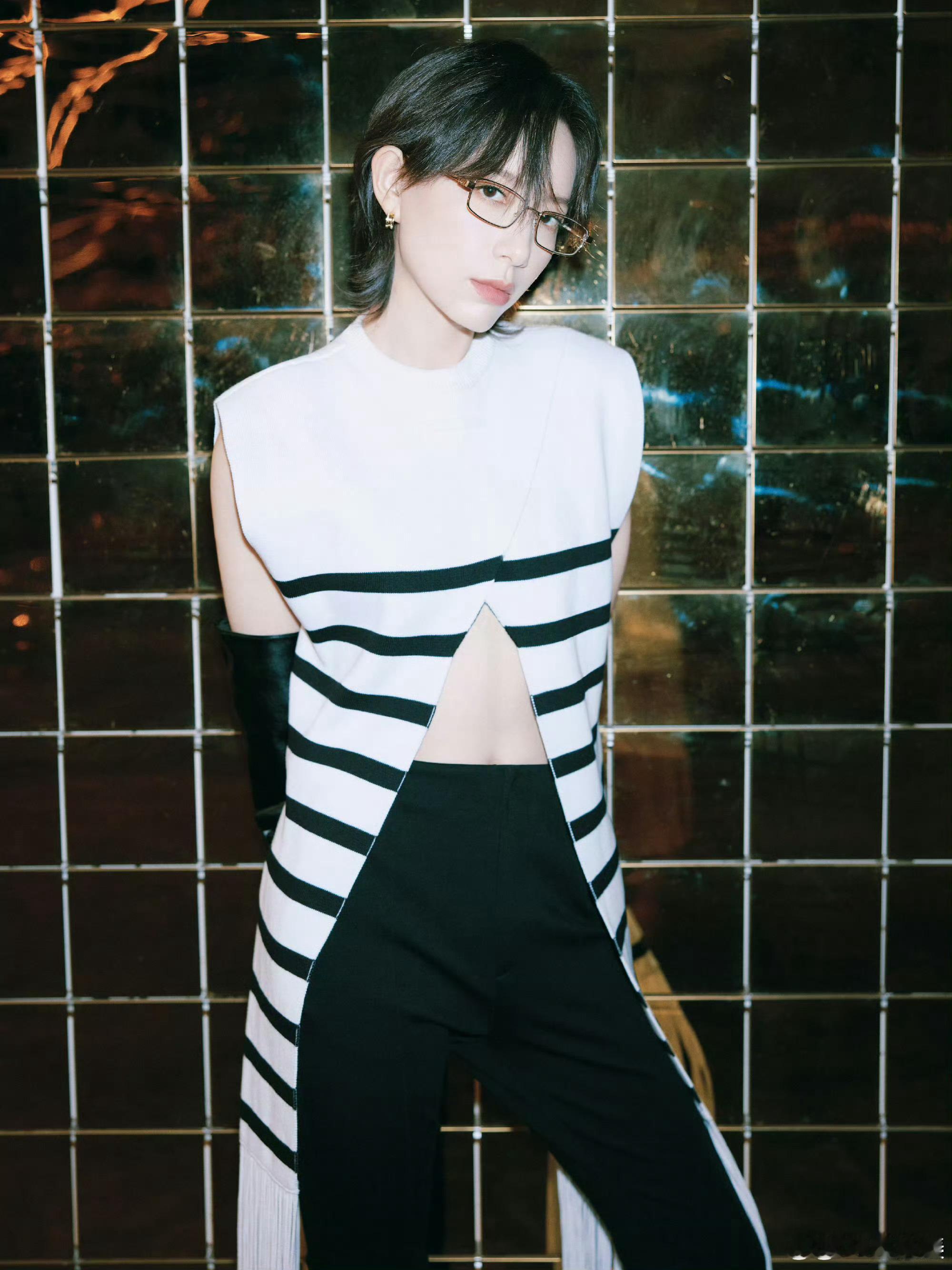 李斯丹妮高开叉露腹装 路透里的李斯丹妮太迷人！高开叉露腹装凸显马甲线，走路姿势超