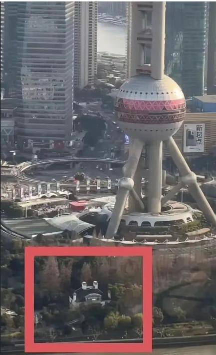 谁能不震惊啊！上海陆家嘴这种黄金核心地段，每一寸土地都贵到离谱，偏偏东方明珠塔脚