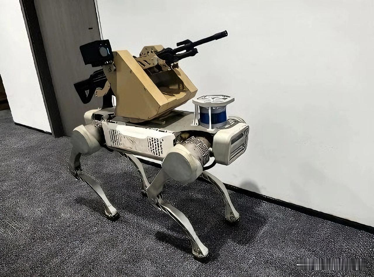 国产兵器——红翼前锋战斗机器狗
该机器狗可搭载机枪智能武器站，备弹量300~10
