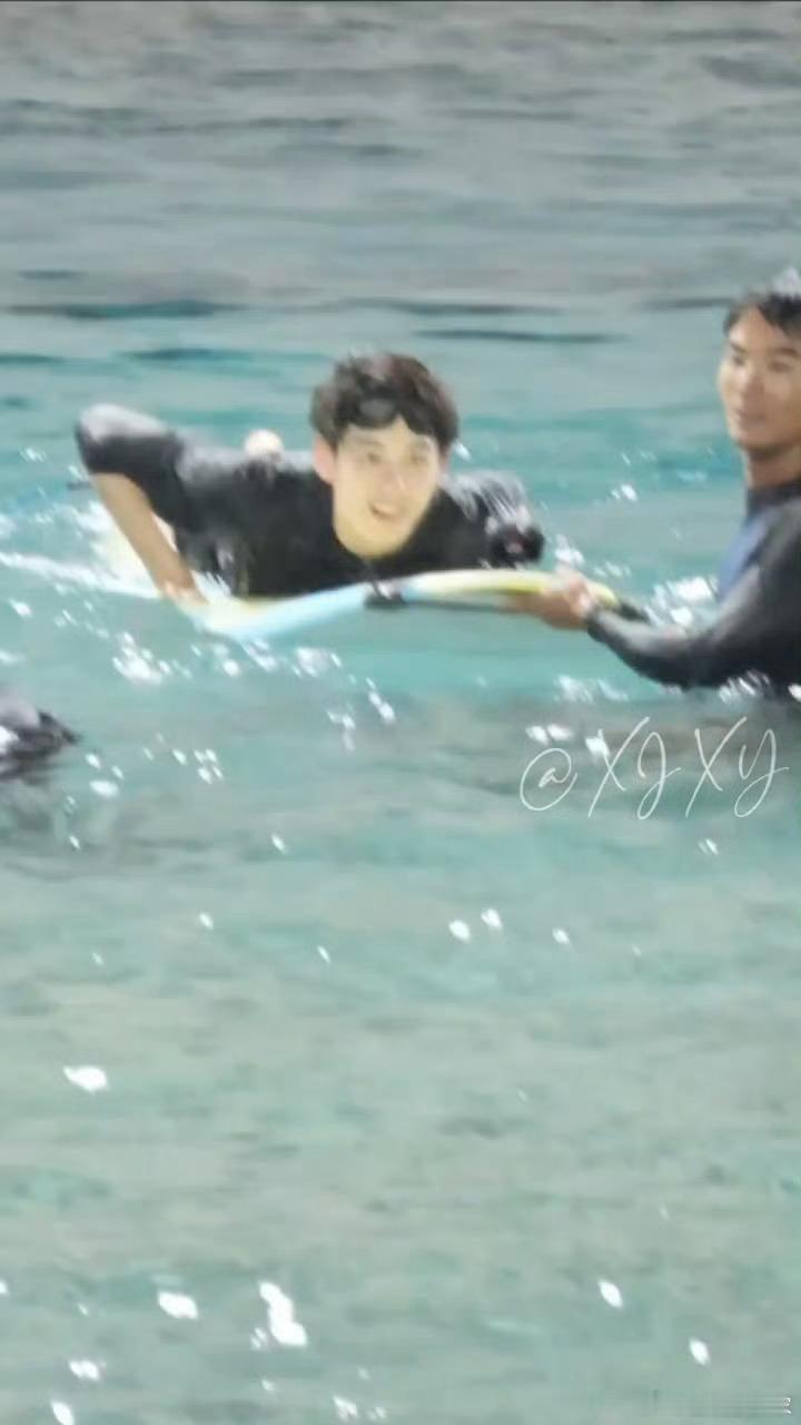 胡先煦冲浪获称天才海风、海浪与少年！胡先煦初次冲浪效果超出预期，轻松拿捏冲浪，妥