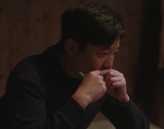 郭京飞别唱了我自己哭 听着郭京飞唱歌，看着老舅在街头卖唱的背影，突然就懂了生活的