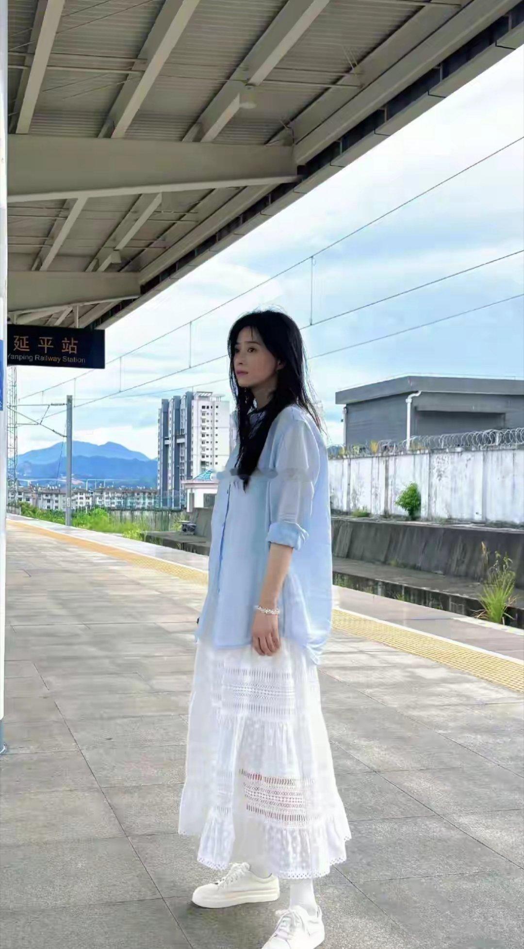 蒋欣分享最新美照，蓝衣白裙清新少女感，42岁这状态让人羡慕 ​​​